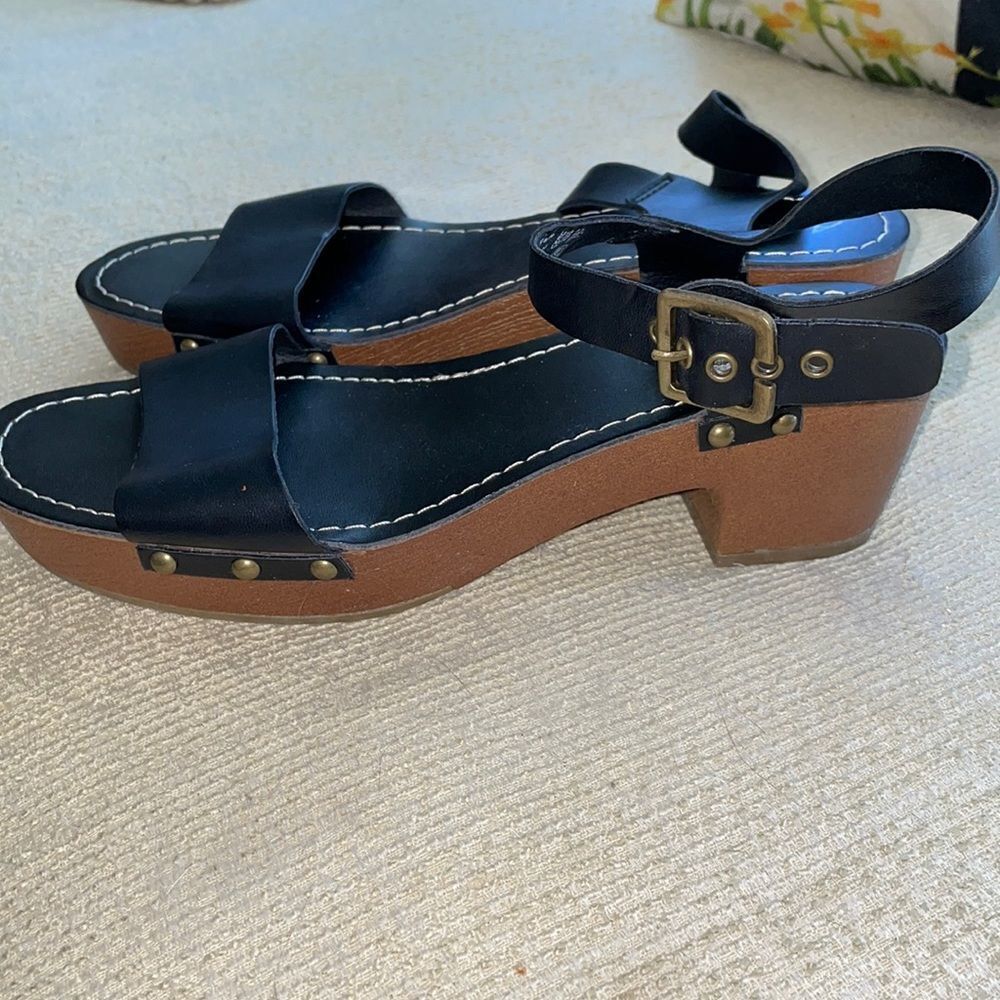 AMERICAN EAGLE WOOD PLATFORM BLACK SANDALS  Size 8.5